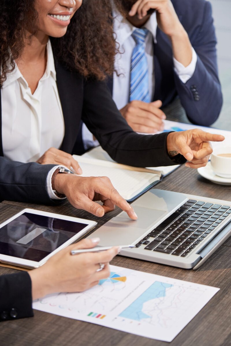 Profissionais analisando documentos, processos e informações empresariais durante uma auditoria